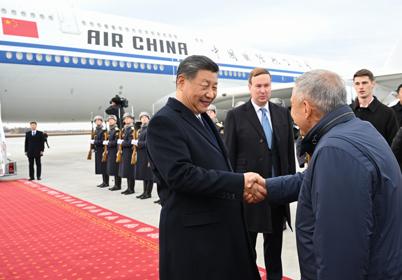 习近平抵达喀山出席金砖国家领导人第十六次会晤2