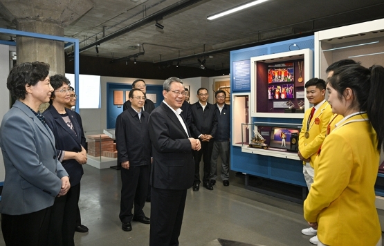 李强在上海调研技能人才工作时强调：积极适应经济社会发展需要 大力加强职业教育和技能人才培养2